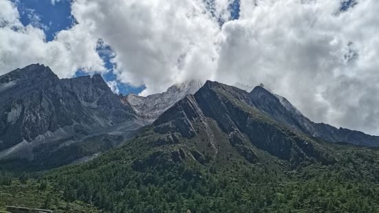 夏诺多吉藏语意为＂金刚手普萨＂，是稻城亚丁三座雪山之一，海拨