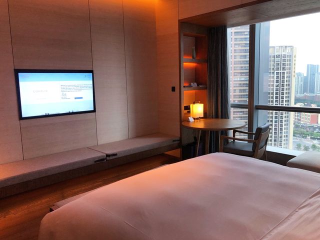 廣州康萊德酒店 | 房間設計進入睡房一定要經過洗手間紫色