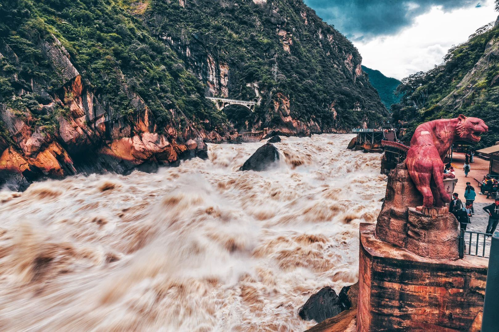 Tour giornaliero a Lijiang: Gola del Salto della Tigre, Piscina del Drago Nero (tour organizzati in cinese opzionale)