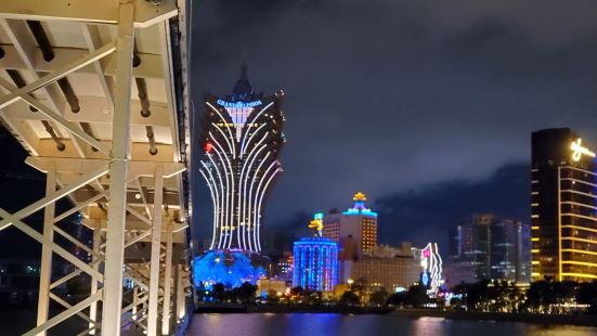 今年刚开通的线路,第一次乘坐。可以说非常的适合观光,虽然比到