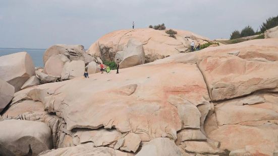 文昌的石头公园以铜鼓岭为中心，沿海长2公里。奇形怪状的大石头