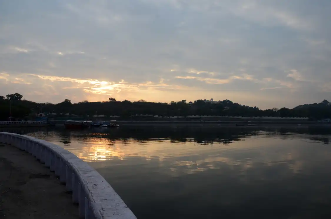 Hotels near Fateh Sagar Lake
