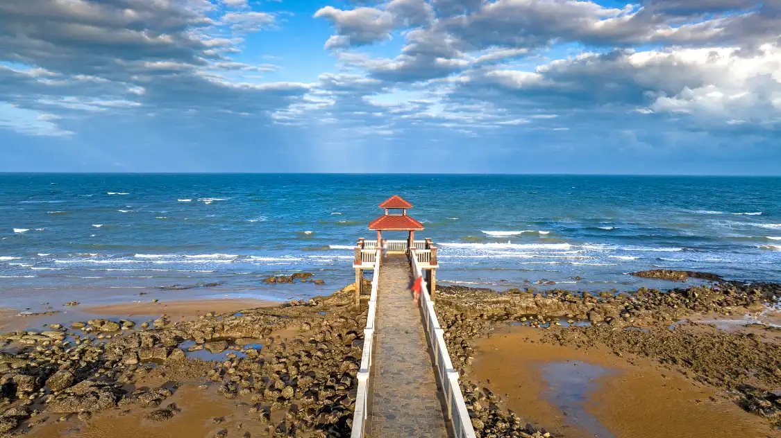 Hotels near Lingao Jiao