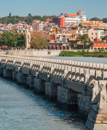 Hotels near Luoyang Bridge