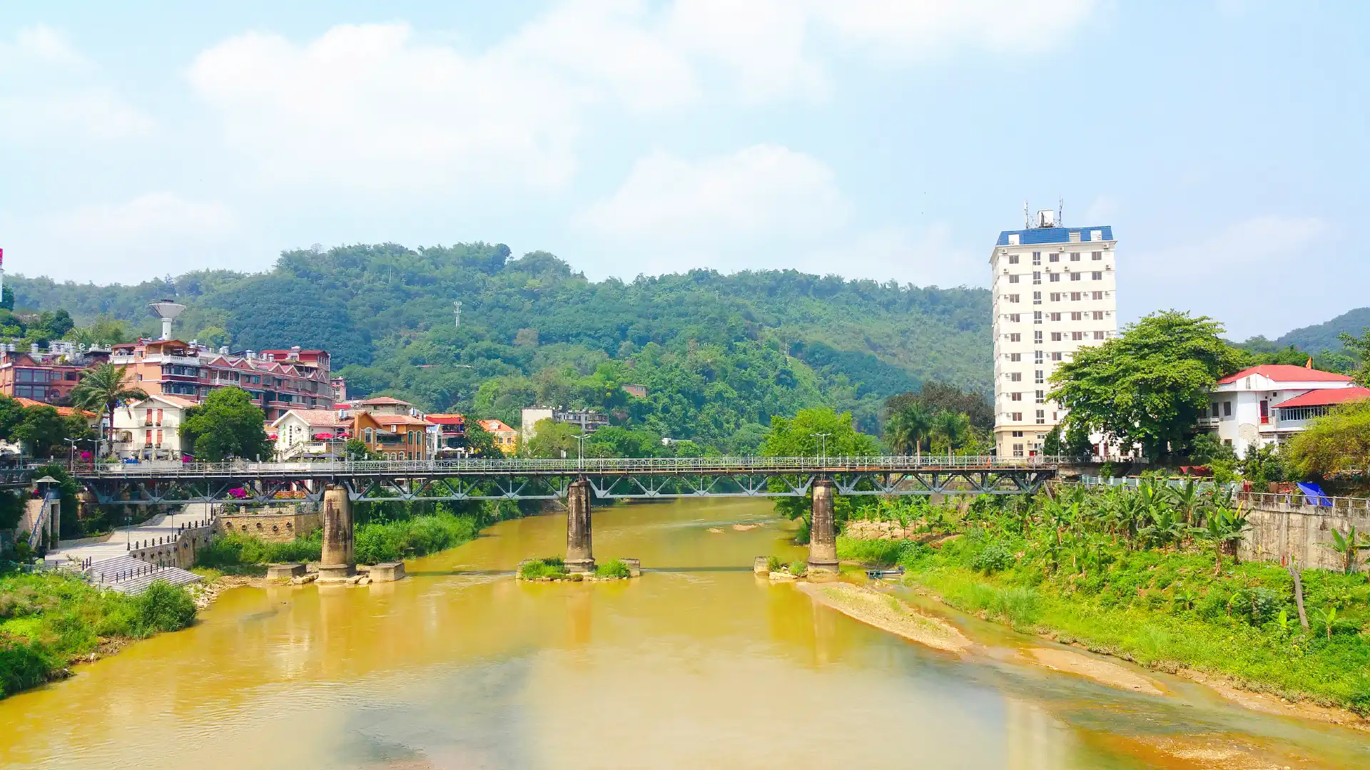 Hotels near Sino-Vietnamese Railway Bridge
