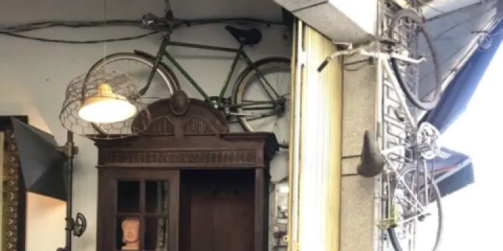 Bicycle up Specialty coffee & Antique store