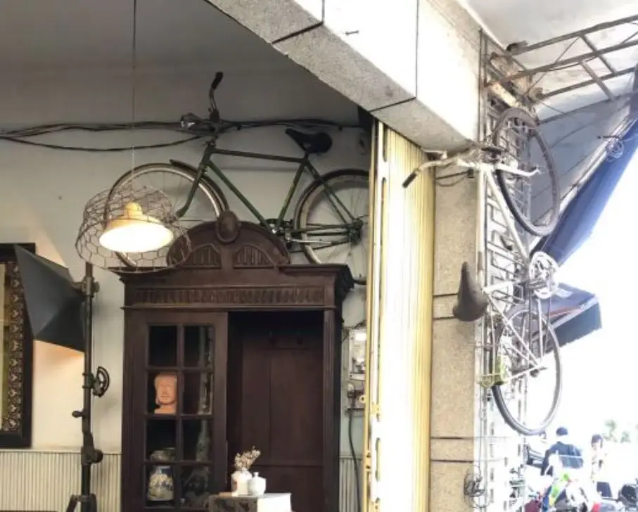 Bicycle up Specialty coffee & Antique store