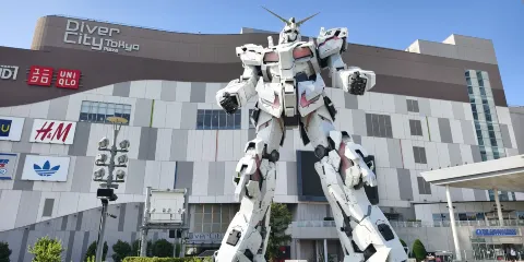 實物大《機動戰士高達》獨角獸立像