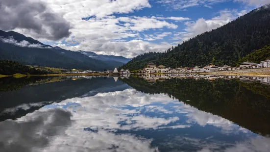 魯朗貢措湖景區