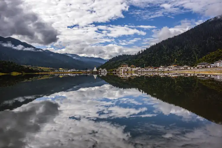 Hotels near Lulanggong Cuohu Sceneic Area