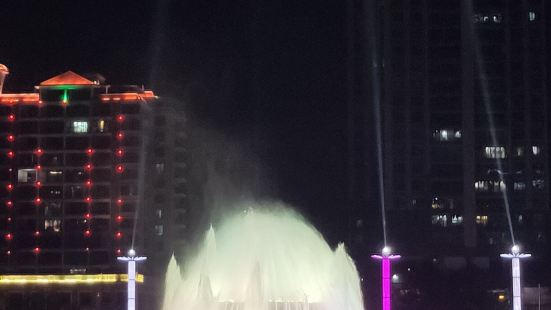 喷泉就在河源市中心，交通很方便。晚上8点开始到8:30结束。