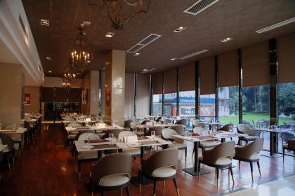 XIANG FENG GUO JI JIU DIAN ZHENG HAI XIAN ZI ZHU CAN TING