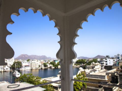 London to Udaipur flight time