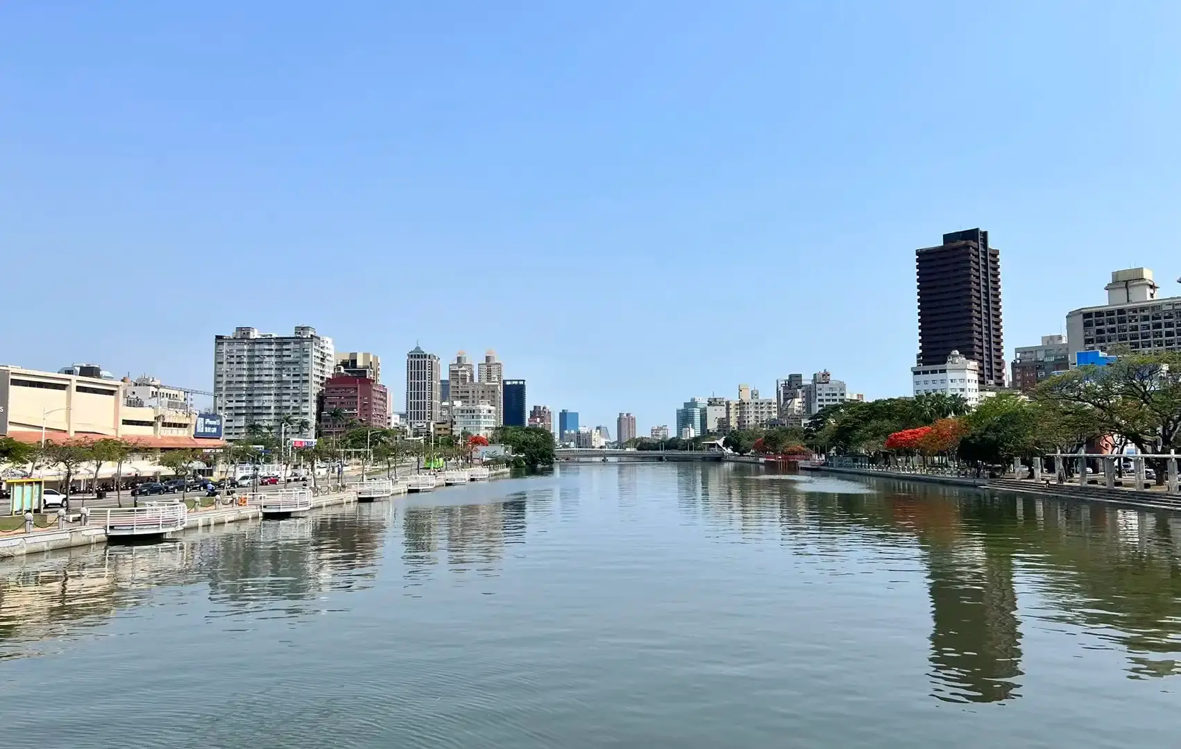 Hotels near Lover River Waterfront Park