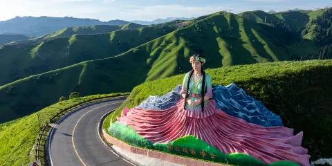 那拉提養蜂女雕塑