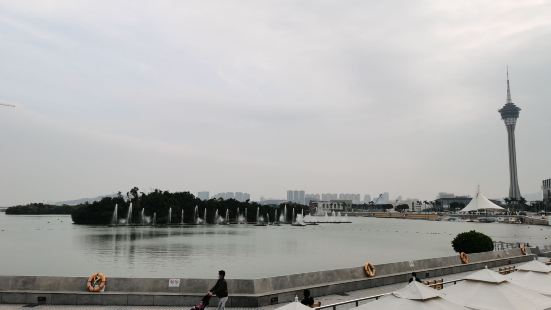 走一个横切面，其实旁边可以看到一个小山，小山上面有一个教堂，