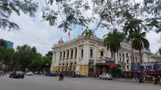 河内大剧院是在法国殖民时期建造的,也是以巴黎歌剧院为范本设计