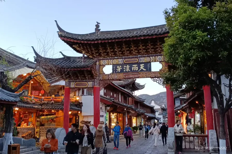 Tianyu Liufang Stone Archway