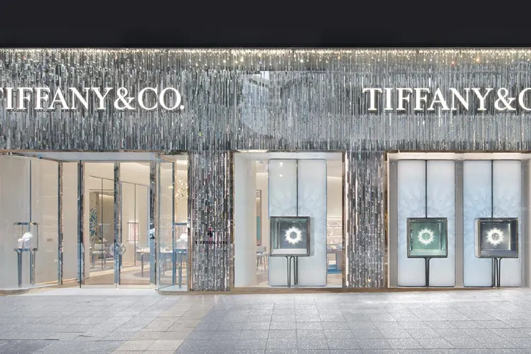 Shopping itineraries in Tiffany Co. Queens Plaza in January