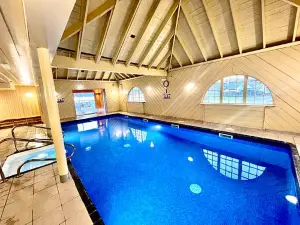 Hollytree Hotel & Swimming Pool