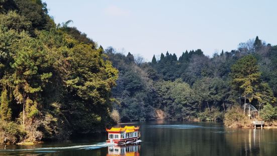 游船于竹溪湖上，湖似妆镜、山如眉黛，登岛欣赏历史文化深厚的唐