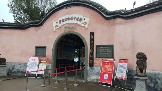 博物馆位于汀州古城南面，附近还有卧龙书院、古城墙城楼和古街练