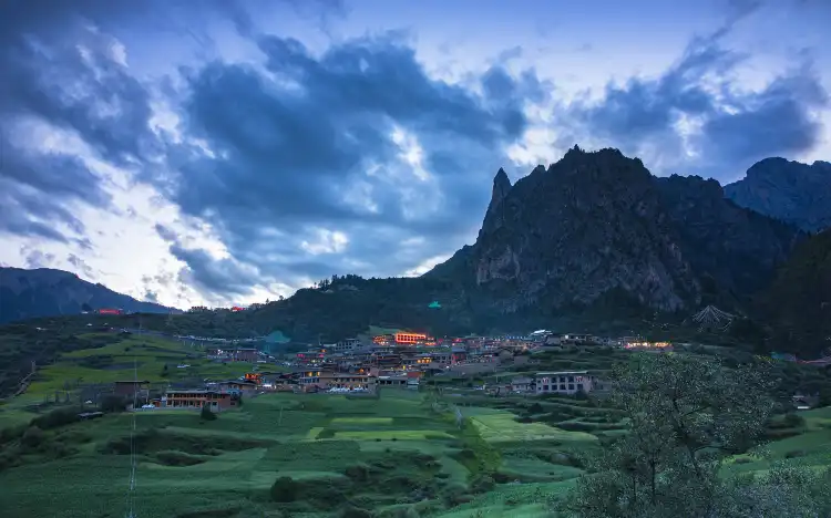 Hotels near Dari Village