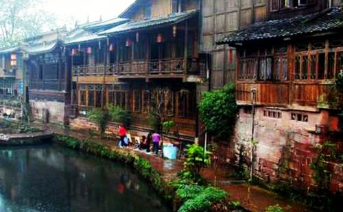 上里古镇位于四川省雅安市雨城区上里镇，始建于秦朝，重建于明清