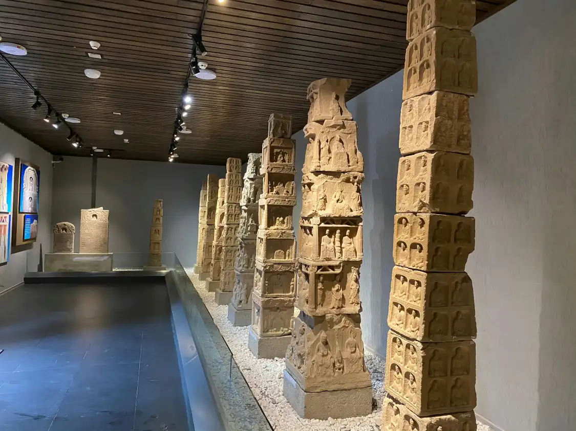Hotels near Nannieshui Stone Carving Museum