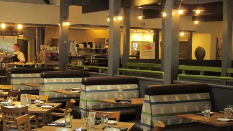 Scott's Bar & Grill in 埃德蒙茲