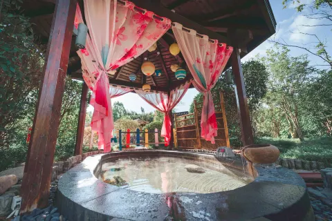 Slender West Lake Hot Spring Resort
