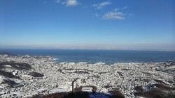 天狗山是小樽的最高點，在山頂可以俯瞰小樽全城，夜晚景色尤其壯