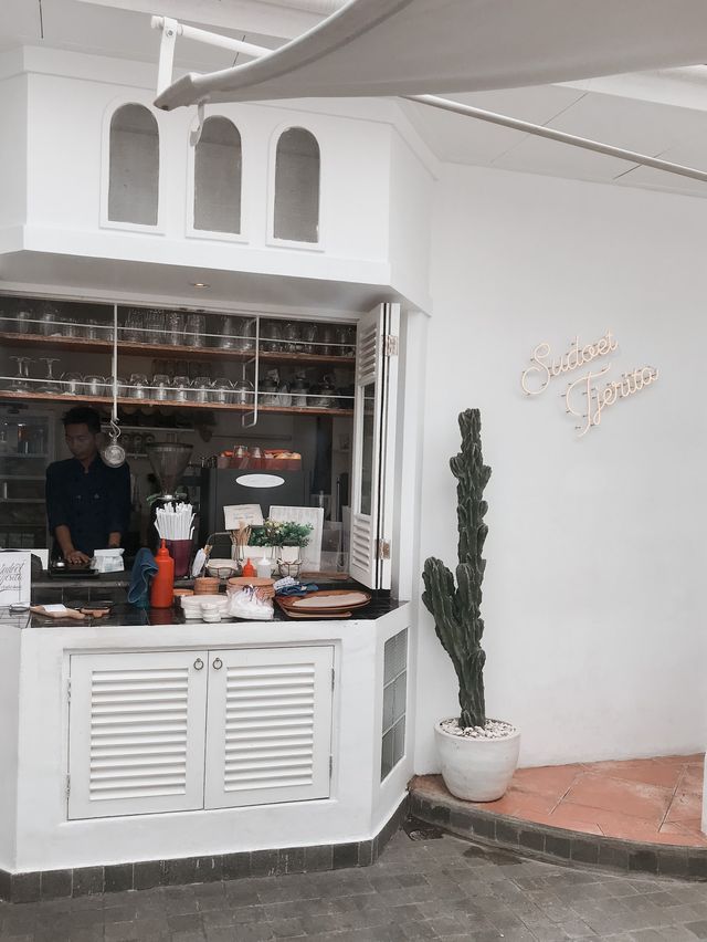 Vintage-Style Homey Café in PIK
