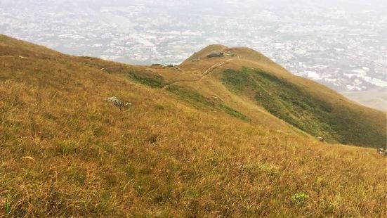 鸡公岭位于香港元朗北，由两个山峰组成，包括海拔585米的主峰