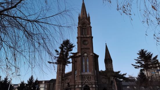 吉林天主教堂位于吉林省吉林市松江路三号，吉林大桥北端附近，南