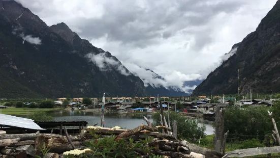 巴松措湖右边是山体，路上水洼泥浆崎岖坎坷，约10公里到结巴村