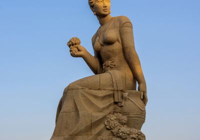 Статуя Женщины С Розами