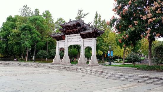 八咏公园位于金华市婺城区漂萍路242号的沿江绿地上，与婺州公