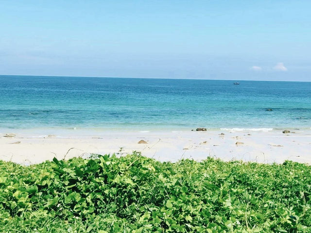 Beach, blue sky, clear waters