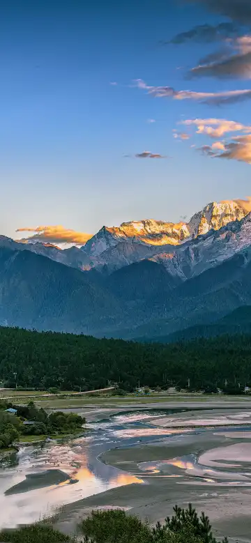 Hotels near Guxiang Town