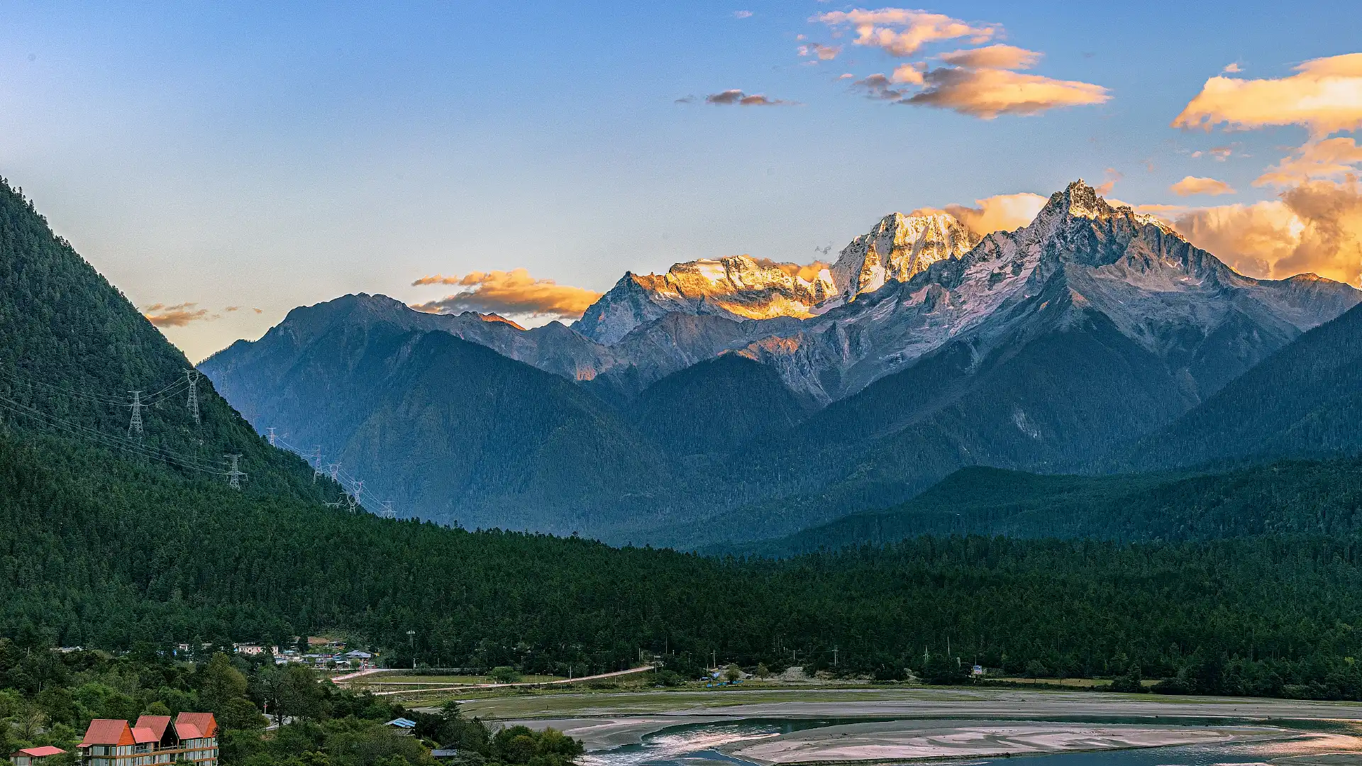 Hotels near Guxiang Town