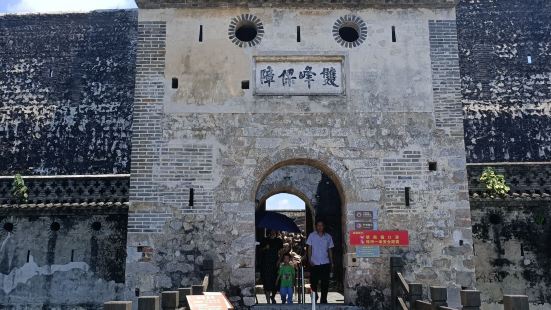 雙峰寨，位於廣東省仁化縣石塘鎮石塘村，始建於清光緒二十五年（