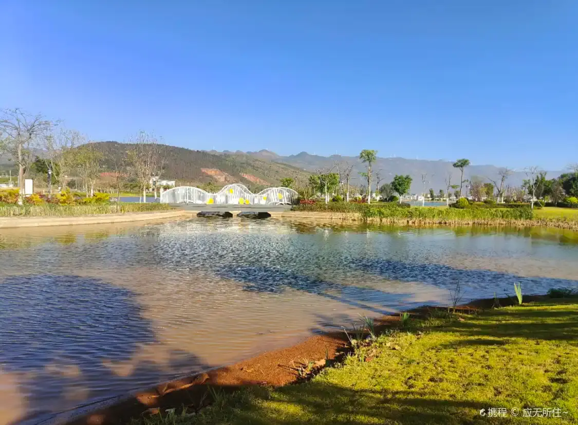 Hotels near Zhihua Town