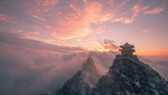 Sea of clouds sightseeing in Luoyang