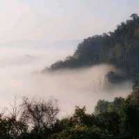 หมู่บ้านในหุบเขา​ ท่ามกลางสายหมอก