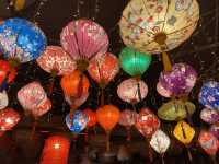 Eating under the light of lanterns 