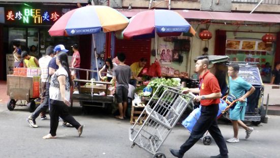 当地华人不少，会讲国语的不多，对中国游客非常热情。这是很有特
