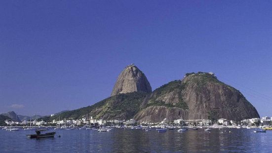 巴西糖面包山，这座山距离市区非常近，是距离市区非常近的一座山