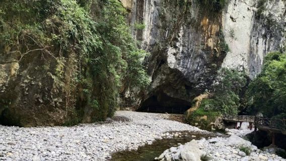 Baili Gorge Panlong Cave