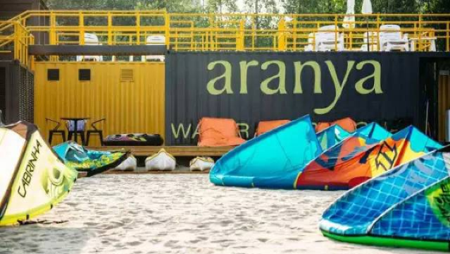 a na ya shui shang yun dong zhong xin